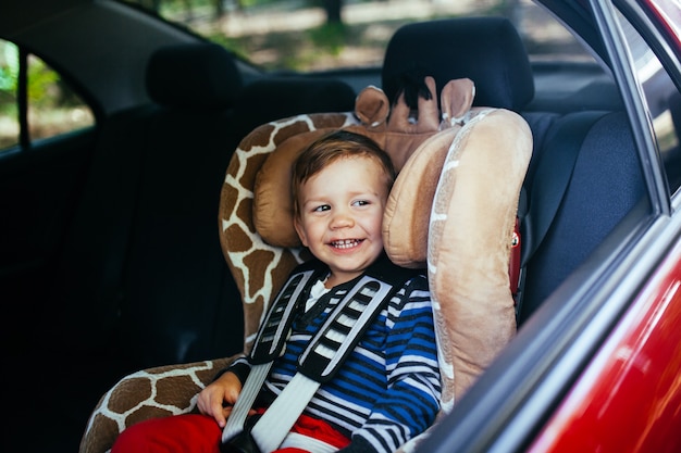 Adorable bebé en asiento de seguridad.