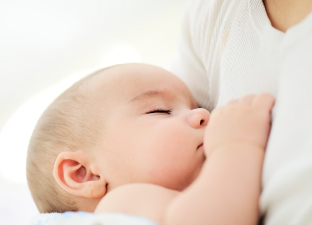 Adorable bebé en los brazos de la madre