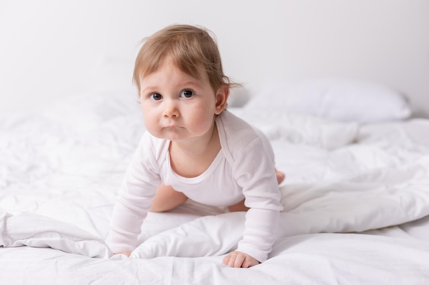 adorable bebé con camisa blanca y pañal en un espacio de banner de tarjeta de manta para texto