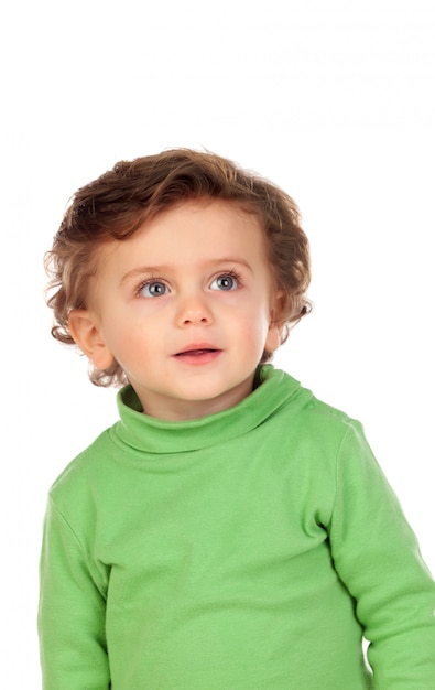 Adorable bebé con camisa verde