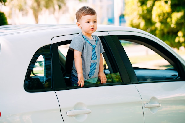 Adorable bebé en el coche