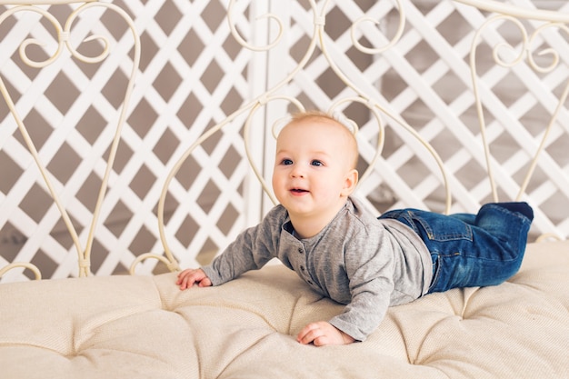 Adorable bebé en dormitorio soleado