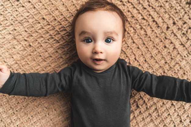 El adorable bebé con hermosos ojos.