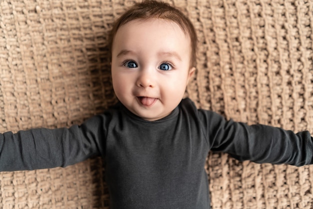 El adorable bebé con hermosos ojos.