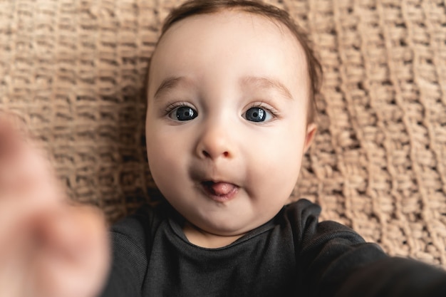 Foto el adorable bebé con hermosos ojos.