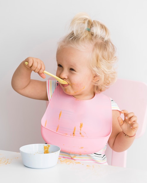 Adorable bebé jugando con comida