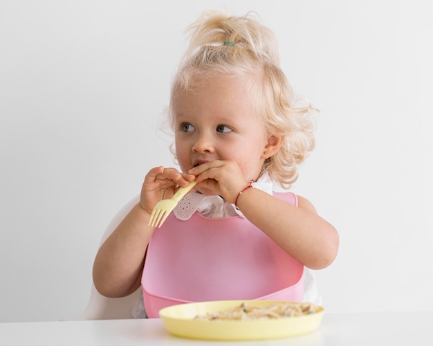 Adorable bebé jugando con comida