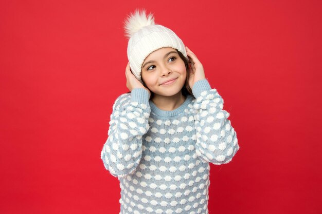 Adorable bebé Ángel niño Niño en acogedor traje de punto Moda de invierno Felicidad infantil Actividad de invierno Concepto positivo Buen humor Bienestar emocional Concepto de emociones Niña disfruta del invierno