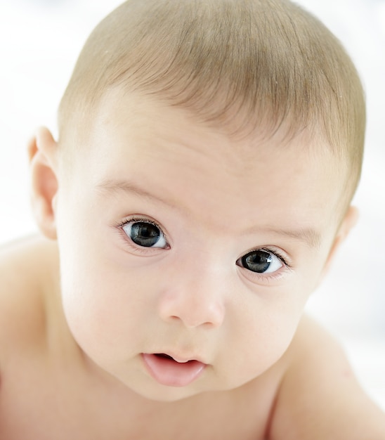 Adorable bebé niño retrato