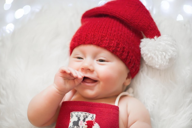 Adorable bebé recién nacido durmiendo con sombrero de Papá Noel Navidad Año Nuevo