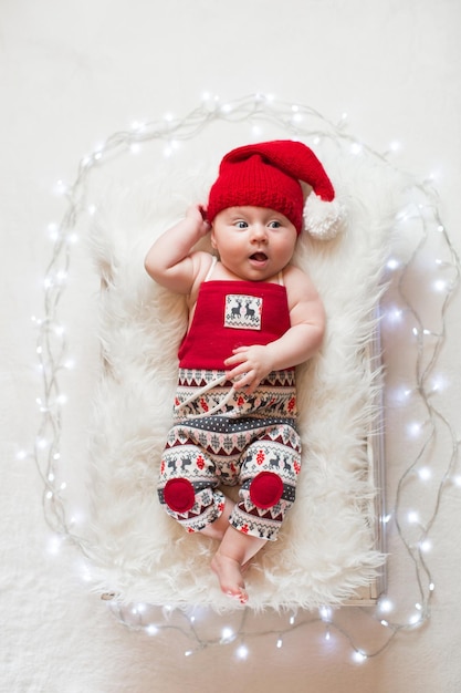 Adorable bebé recién nacido durmiendo con sombrero de Papá Noel Navidad Año Nuevo