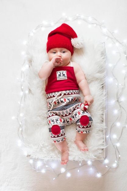 Adorable bebé recién nacido durmiendo con sombrero de Papá Noel Navidad Año Nuevo