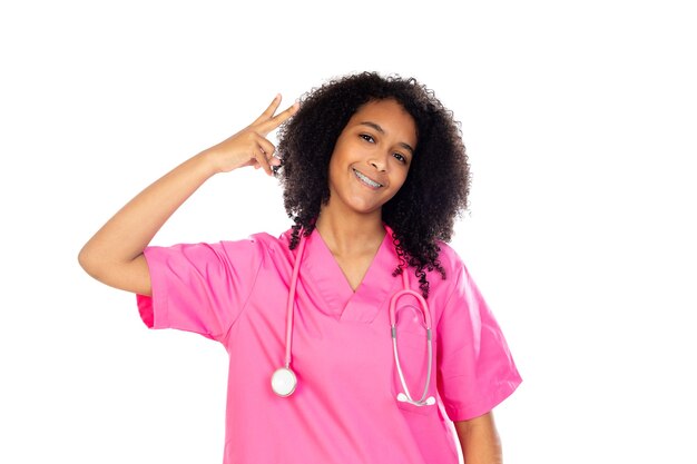 Adorable doctor con uniforme rosa aislado en una pared blanca