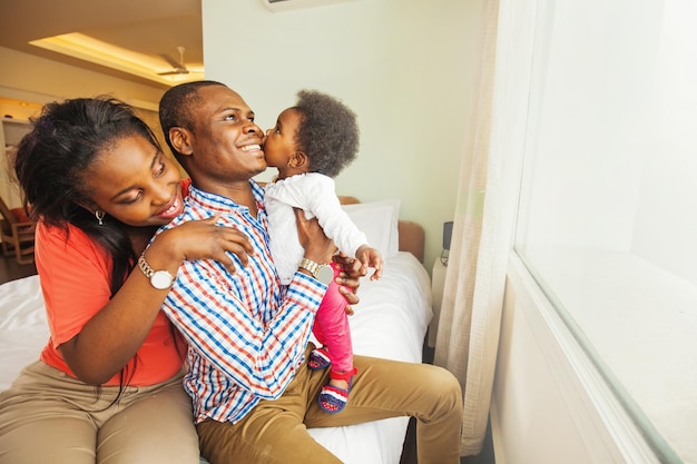 Adorable familia africana en casa