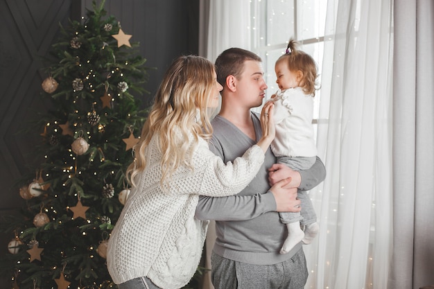 Adorable familia amorosa con decoración navideña