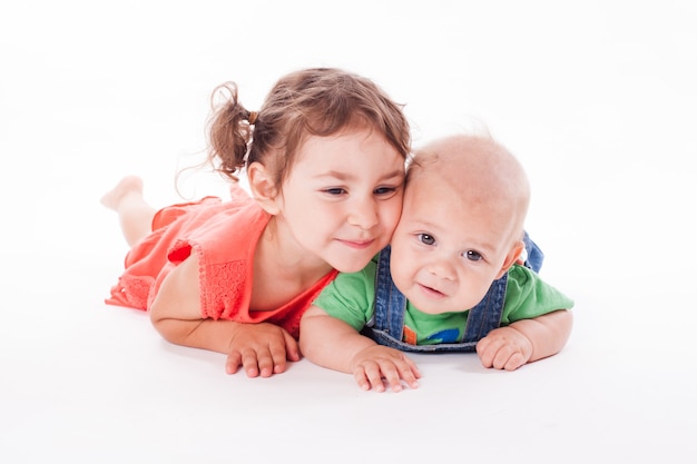 Adorable familia. Hermana y hermano aislado en blanco