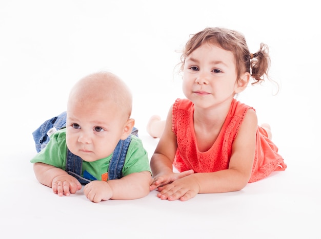 Adorable familia. Hermana y hermano aislado en blanco