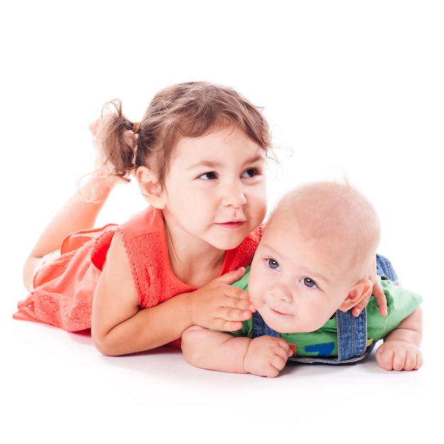 Adorable familia. Hermana y hermano aislado en blanco