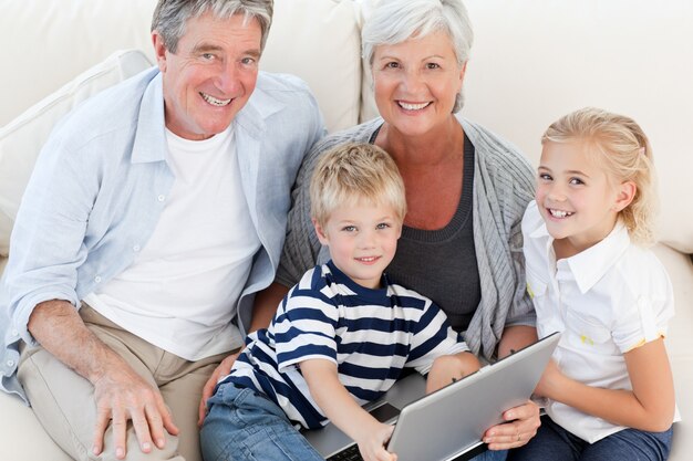 Adorable familia mirando su portátil