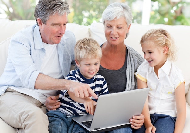 Adorable familia mirando su portátil