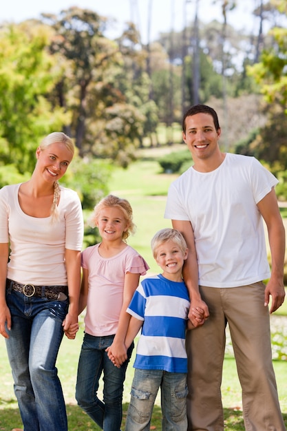 Adorable familia en el parque