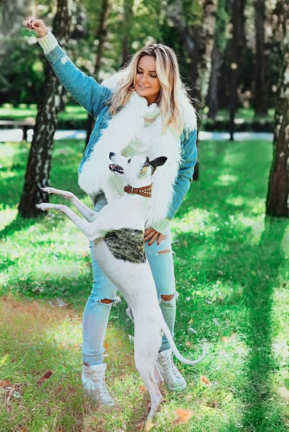 adorable, feliz, mujer rubia, dueño, con, ella, blanco, whippet, aire libre