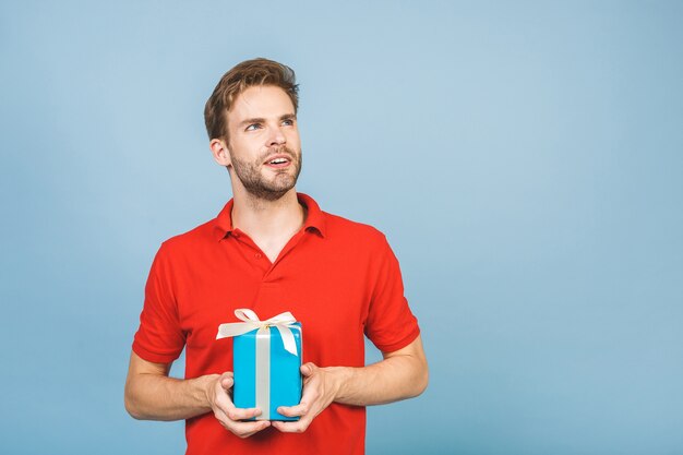 Adorable foto de hombre atractivo con hermosa sonrisa con caja de regalo de cumpleaños