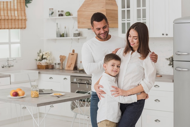 Foto adorable glückliche familie zusammen