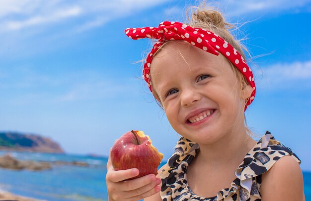 Adorable kleines Mädchen viel Spaß