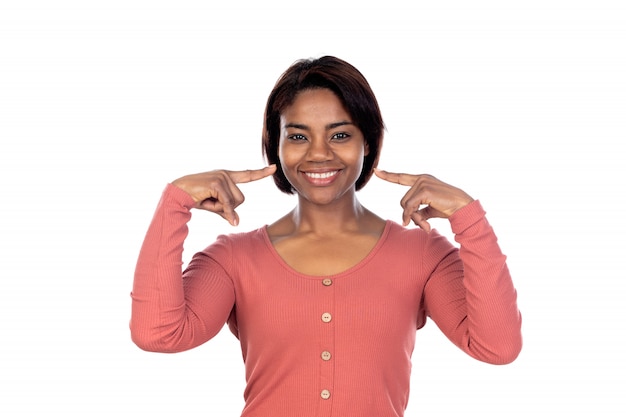 Adorable mujer con camiseta rosa