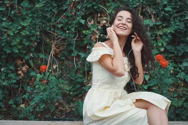 Adorable mujer disfrutando de la música