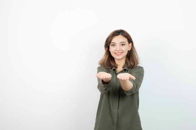 Adorable mujer joven en ropa casual de pie y posando. foto de alta calidad