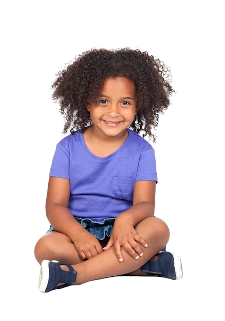 Adorable niña africana con hermoso peinado aislado en blanco