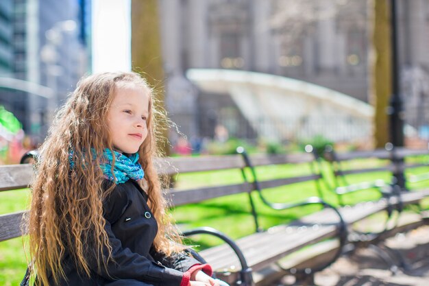 Adorable niña caminando en la ciudad de Nueva York al aire libre