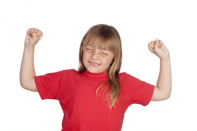 Adorable niña con una camiseta roja