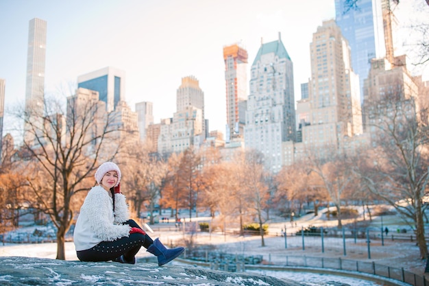 Adorable niña en Central Park en la Ciudad de Nueva York