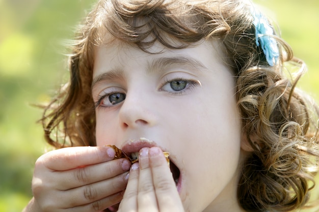 Adorable niña comiendo chocolate