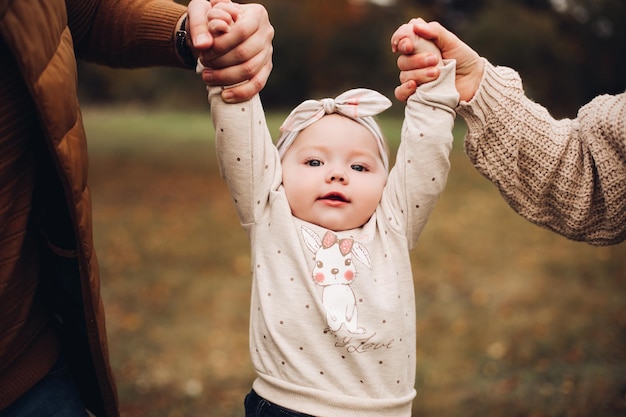 Adorable niña en diadema con lazo y conejito en jersey