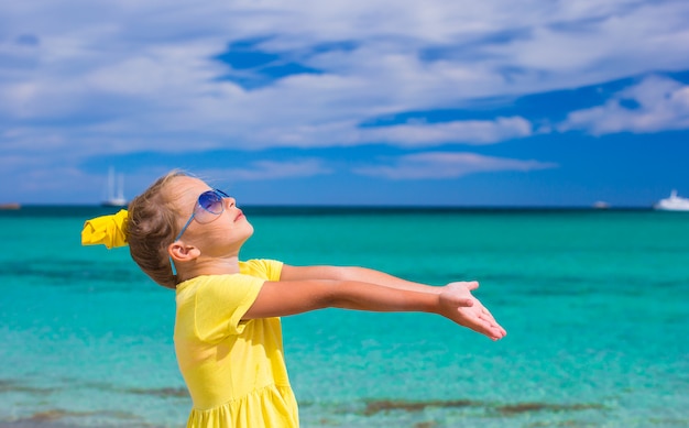 Adorable niña divertirse en la playa tropical durante las vacaciones