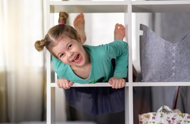 Adorable niña de dos años jugando feliz niña linda de 45 años