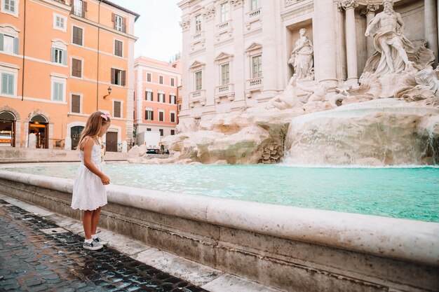 Foto adorable niña fontana de trevi, roma, italia.