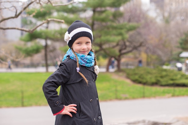 Adorable niña con globo en Central Park en Nueva York