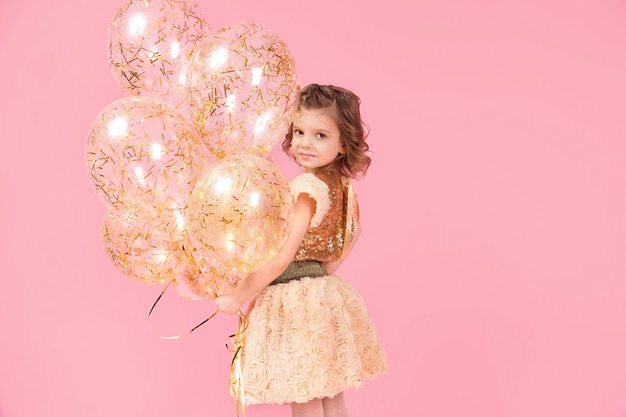 Adorable niña con globos