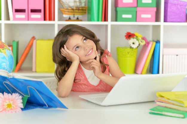 Adorable niña con laptop