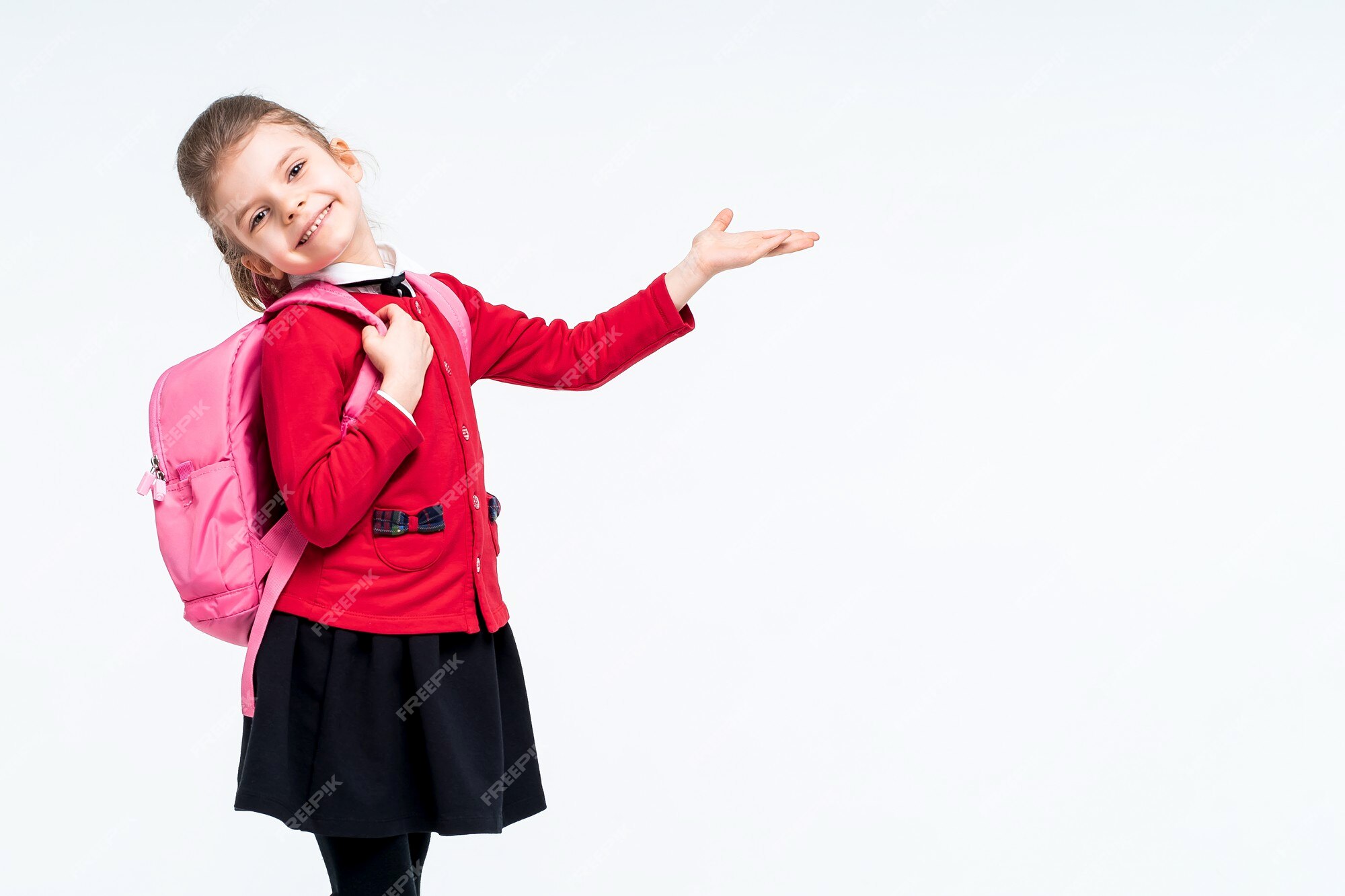 Adorable niña en mochila de negro de chaqueta roja de la escuela Foto