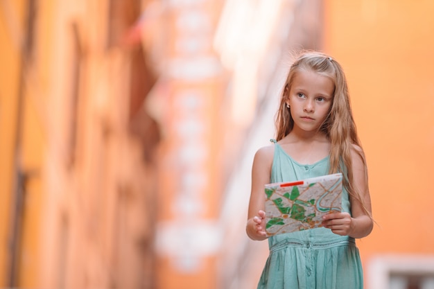Adorable niña de moda al aire libre en la ciudad europea de Roma