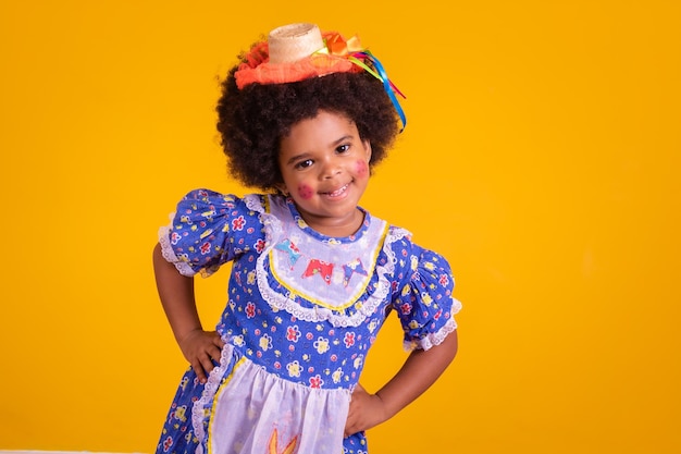 Adorable niña negra vestida con ropa de fiesta de junio