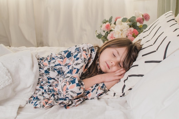 Adorable niña niño durmiendo en la cama