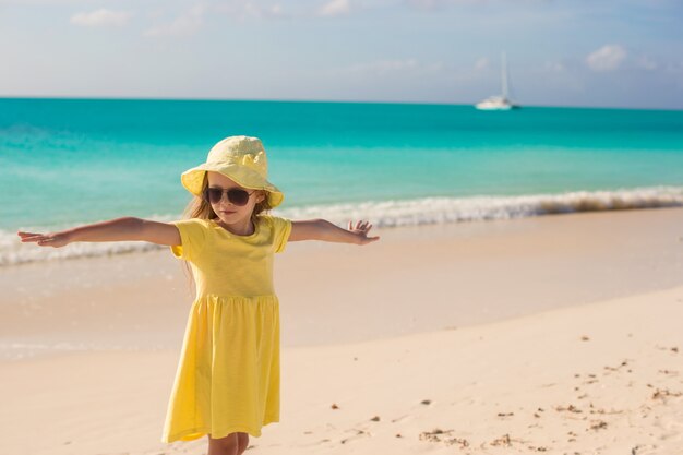 Adorable niña en la playa blanca durante las vacaciones de verano