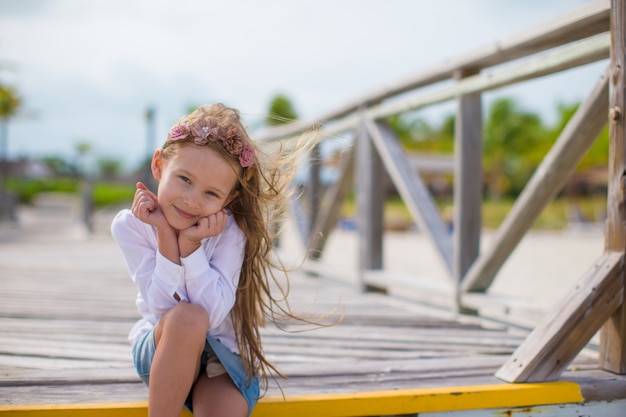 Adorable niña en la playa blanca durante las vacaciones de verano